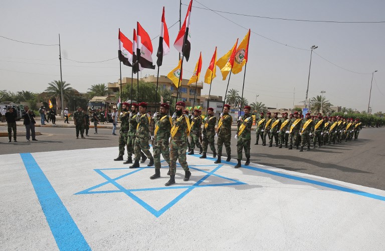 مقاتلون شيعة خلال مسيرة بمناسبة 